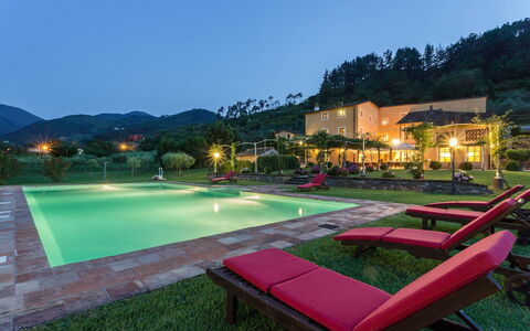 Villa Castellaccio: Himmel, Pflanze, Gebäude, Eigentum, Wasser, Schwimmbad, Natur, Baum, Gartenmöbel, Beleuchtung