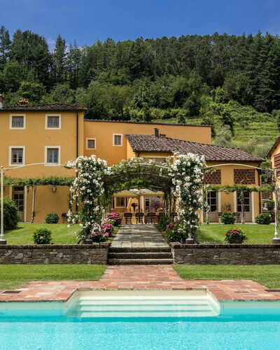 Villa Castellaccio: Wasser, Pflanze, Himmel, Wolke, Eigentum, Gebäude, Fenster, Baum, Natur, Grün