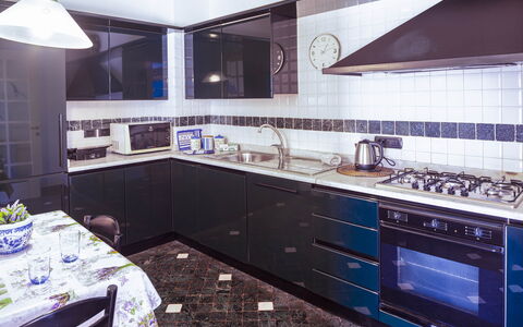 Apartment Fernanda - Levanto: Countertop, Cabinetry, Eigentum, Möbel, Küche, Zapfhahn, Produkt, Gebäude, Schublade, Herd