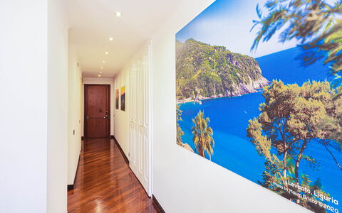 Apartment Fernanda - Levanto: Eigentum, Gebäude, Azurblau, Farbe, Pflanze, Holz, Die Architektur, Interior Design, Tür, Kunst