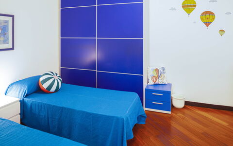 Apartment Fernanda - Levanto: Möbel, Blau, Azurblau, Komfort, Gebäude, Textil, Bilderrahmen, Holz, Fussboden, Flooring