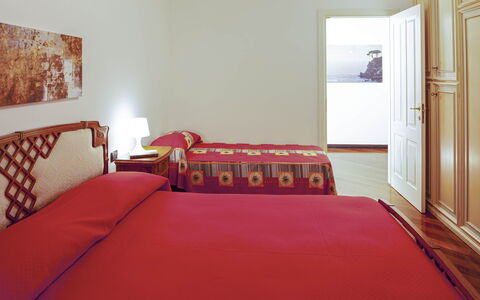 Apartment Fernanda - Levanto: Eigentum, Möbel, Gebäude, Komfort, Holz, Tür, Textil, Interior Design, Haus, Flooring