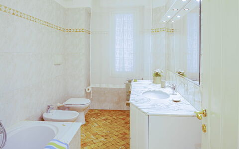 Apartment Fernanda - Levanto: Bad Sink, Armatur, Zapfhahn, Spiegel, Sinken, Badezimmerschrank, Badezimmer, Interior Design, Dusche Stange, Lila
