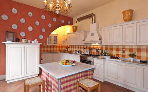 Villa Guasperini: Cabinetry, Countertop, Möbel, Eigentum, Tabelle, Holz, Orange, Interior Design, Beleuchtung, Küche
