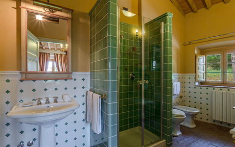 Villa Guasperini: Spiegel, Zapfhahn, Armatur, Eigentum, Sinken, Badezimmer, Fenster, Dusche, Lila