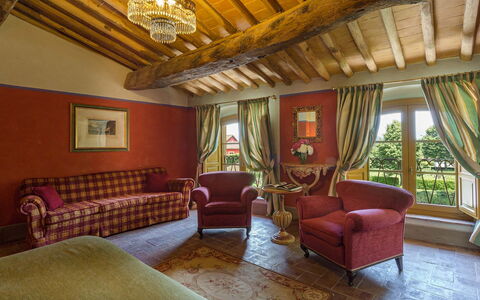 Villa Guasperini: Möbel, Eigentum, Komfort, Holz, Interior Design, Beleuchtung, Fussboden, Bilderrahmen, Wohnzimmer, Gebäude