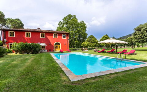 Villa Guasperini: Wasser, Wolke, Pflanze, Himmel, Gebäude, Eigentum, Schwimmbad, Baum, Fenster, Stuhl