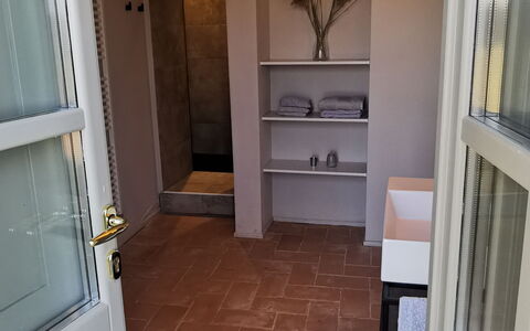 Casa Insieme: Cabinetry, Eigentum, Holz, Tür, Haus, Flooring, Fussboden, Interior Design, Holzbeize, Küche