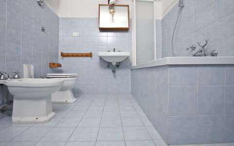 Chianti Resort: Spiegel, Zapfhahn, Armatur, Sinken, Bad Sink, Eigentum, Gebäude, Badezimmer, Lila, Pflanze