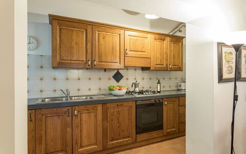 Chianti Resort: Braun, Cabinetry, Countertop, Zapfhahn, Eigentum, Möbel, Sinken, Spüle, Gebäude, Küche