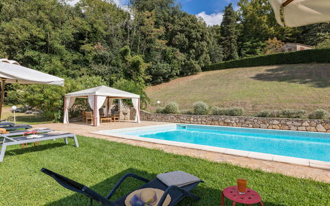Chianti Resort: Wasser, Pflanze, Eigentum, Wolke, Himmel, Schwimmbad, Azurblau, Schatten, Gras, Gartenmöbel