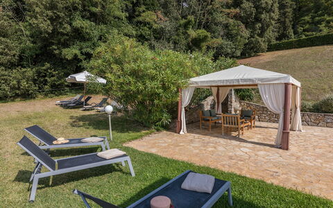 Chianti Resort: Pflanze, Pflanzengemeinschaft, Zelt, Gartenmöbel, Baum, Schatten, Außenbank, Tabelle, Gras, Freizeit