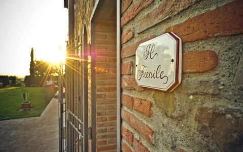 Il Fienile Holiday Home: Pflanze, Gebäude, Holz, Orange, Mauerwerk, Baum, Backstein, Himmel, Ländliches Gebiet, Strassenbelag