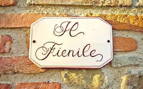 Il Fienile Holiday Home: Eigentum, Rechteck, Holz, Gelb, Schriftart, Backstein, Materialeigenschaft, Mauerwerk