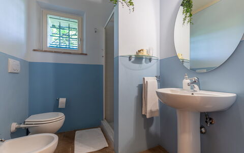 Il Fienile Holiday Home: Spiegel, Armatur, Bad Sink, Sinken, Zapfhahn, Eigentum, Lila, Badezimmer, Blau