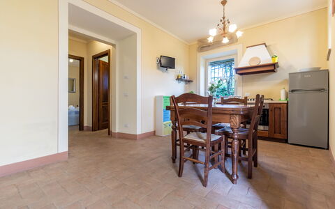 Il Fienile Holiday Home: Tabelle, Möbel, Zimmerpflanze, Holz, Beleuchtung, Interior Design, Gebäude, Stuhl, Halle, Fussboden