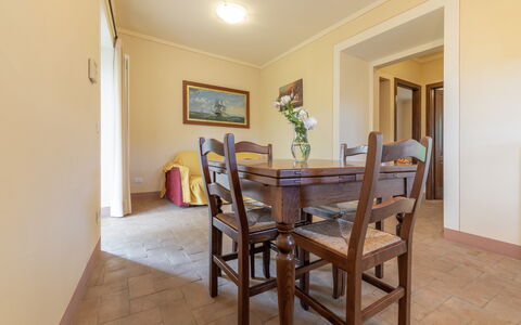 Il Fienile Holiday Home: Möbel, Tabelle, Stuhl, Holz, Gebäude, Farbe, Interior Design, Flooring, Holzbeize
