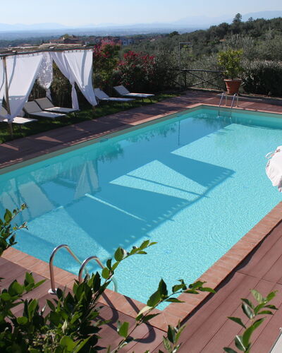Il Fienile Holiday Home: Wasser, Pflanze, Himmel, Schwimmbad, Gebäude, Azurblau, Schatten, Gartenmöbel, Gewässer, Baum