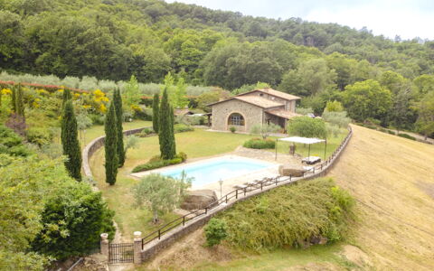 Villa San Leo: Pflanze, Pflanzengemeinschaft, Himmel, Natürliche Landschaft, Wasser, Baum, Grundstueck, Haus, Hochland, Gras
