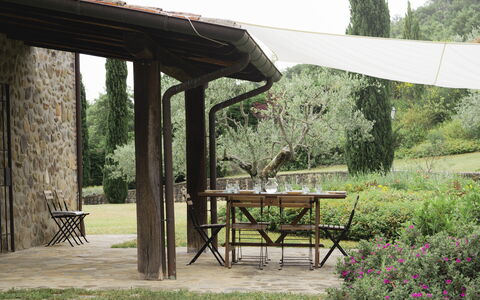 Villa San Leo: Pflanze, Tabelle, Eigentum, Möbel, Natur, Schatten, Baum, Gartenmöbel, Tisch Im Freien, Holz