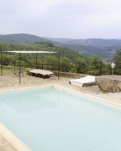 Villa San Leo: Wasser, Himmel, Wolke, Schwimmbad, Gebäude, Berg, Baum, Verbundwerkstoff, Pflanze, Grundeigentum