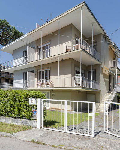 Casa Lelia: Pflanze, Himmel, Gebäude, Fenster, Haus, Urban Design, Grundstueck, Baum, Zaun, Eigentumswohnung