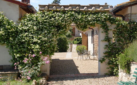 Borgo Delle Fonti: Pflanze, Blume, Gebäude, Eigentum, Fenster, Botanik, Himmel, Grundstueck, Haus, Vegetation