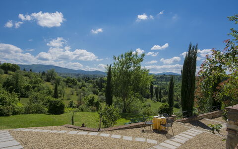 Borgo Delle Fonti: Himmel, Wolke, Pflanze, Natürliche Landschaft, Grundstueck, Vegetation, Strassenbelag, Berg, Baum, Gras