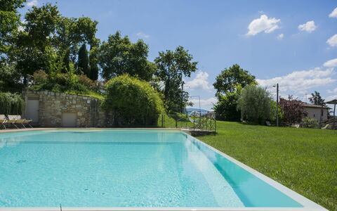 Borgo Delle Fonti: Wasser, Pflanze, Wolke, Himmel, Natur, Azurblau, Schwimmbad, Grundstueck, Baum, Gras