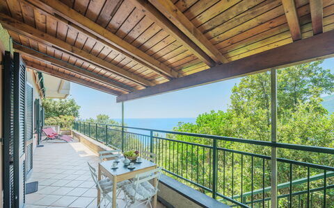 Lambrusca: Eigentum, Pflanze, Möbel, Himmel, Gebäude, Schatten, Baum, Veranda, Stuhl, Interior Design