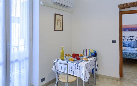 Apartments Mafalda - Levanto: Tabelle, Möbel, Eigentum, Gebäude, Azurblau, Bilderrahmen, Holz, Interior Design, Stuhl, Fussboden