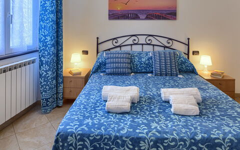 Apartments Mafalda - Levanto: Möbel, Eigentum, Gebäude, Blau, Komfort, Azurblau, Bettrahmen, Holz, Textil, Bett