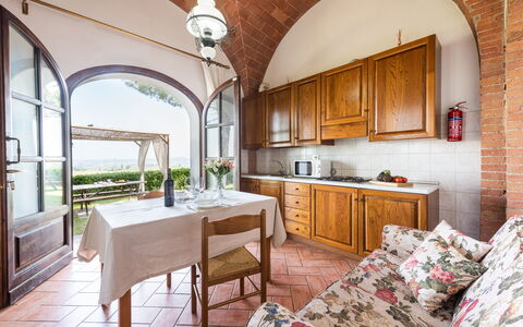 Villa Varna: Tabelle, Möbel, Cabinetry, Eigentum, Stuhl, Countertop, Holz, Fenster, Schublade, Küche