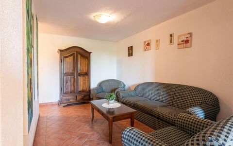 Villa Varna: Tabelle, Eigentum, Möbel, Gebäude, Komfort, Holz, Beleuchtung, Interior Design, Stuhl, Wohnzimmer