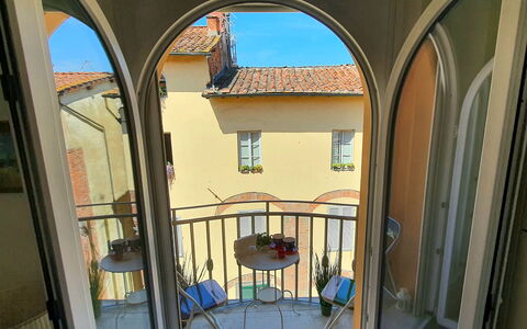 Sui Tetti Di Lucca: Gebäude, Eigentum, Fenster, Blau, Tür, Beleuchtung, Haus, Interior Design, Himmel