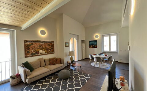 Sui Tetti Di Lucca: Couch, Bilderrahmen, Möbel, Tabelle, Holz, Gebäude, Wohnzimmer, Interior Design, Studio Couch, Halle