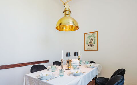 Villa Diana: Möbel, Eigentum, Komfort, Azurblau, Holz, Textil, Gebäude, Interior Design, Bettrahmen, Bett