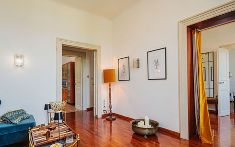 Villa Diana: Möbel, Eigentum, Komfort, Azurblau, Holz, Textil, Gebäude, Interior Design, Bettrahmen, Bett