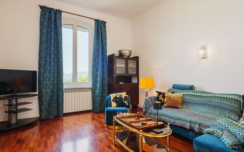 Villa Diana: Möbel, Eigentum, Komfort, Azurblau, Holz, Textil, Gebäude, Interior Design, Bettrahmen, Bett