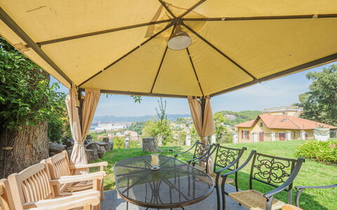 Villa Diana: Pflanze, Tabelle, Möbel, Stuhl, Schatten, Tisch Im Freien, Gartenmöbel, Beleuchtung, Baum, Interior Design