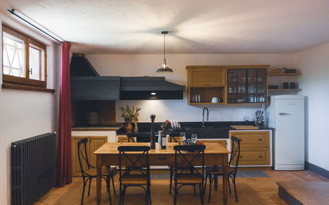 Villa Sant'anna: Cabinetry, Möbel, Countertop, Tabelle, Fenster, Stuhl, Interior Design, Holz, Küche, Beleuchtung