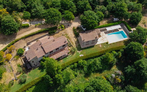 Villa Sant'anna: Pflanze, Gebäude, Baum, Natürliche Landschaft, Grundstueck, Urban Design, Nachbarschaft, Wohngebiet, Gras, Freizeit