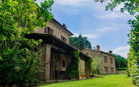 Villa Sant'anna: Pflanze, Himmel, Gebäude, Wolke, Fenster, Grün, Baum, Natürliche Landschaft, Gras, Hütte