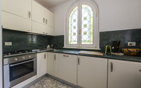 La Villetta: Cabinetry, Countertop, Spüle, Zapfhahn, Herd, Fenster, Küche, Beleuchtung, Sinken, Interior Design