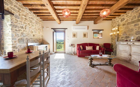 Villa Campestri: Möbel, Tabelle, Beleuchtung, Holz, Flooring, Fussboden, Wohnzimmer, Strahl, Grundeigentum, Gebäude