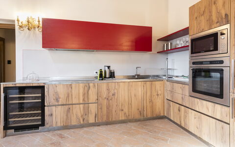 Villa Campestri: Braun, Cabinetry, Countertop, Küchengerät, Herd, Haushaltsgerät, Küche, Holz, Gebäude, Interior Design