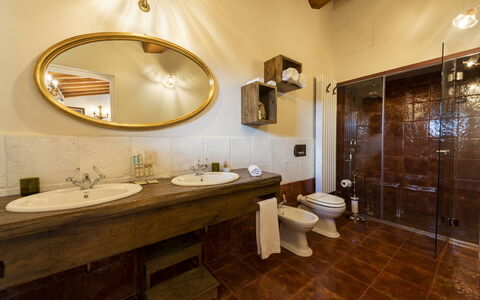 Villa Campestri: Spiegel, Braun, Zapfhahn, Armatur, Sinken, Bad Sink, Holz, Badezimmer, Gebäude, Beleuchtung