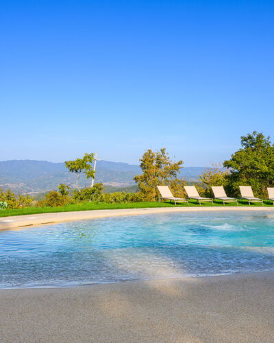 Villa Campestri: Wasser, Himmel, Pflanze, Natürliche Landschaft, Schwimmbad, Baum, Gartenmöbel, Freizeit, Landschaft, Gras