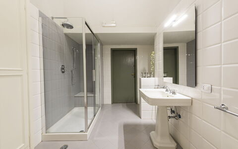Villa San Gennaro: Spiegel, Zapfhahn, Sinken, Bad Sink, Armatur, Gebäude, Pflanze, Badezimmer