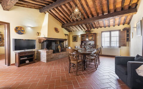 Villa Cevoli: Möbel, Bilderrahmen, Eigentum, Tabelle, Couch, Holz, Fenster, Stuhl, Wohnzimmer, Interior Design